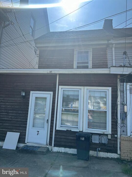 7 Madison Ave in Mount Holly, NJ - Building Photo