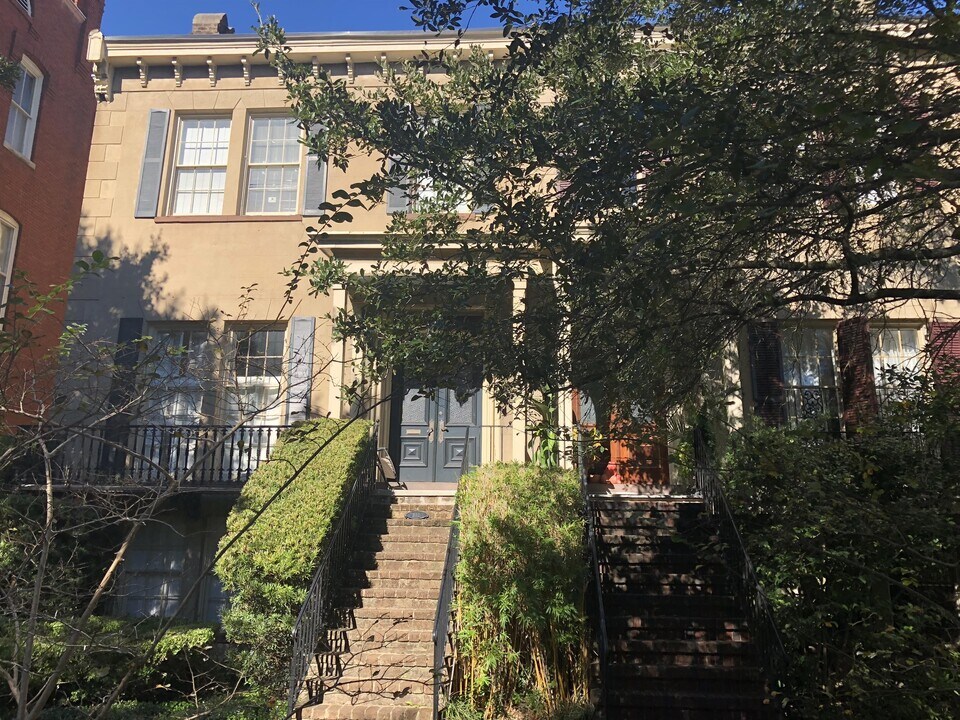 212 E Gaston St in Savannah, GA - Building Photo