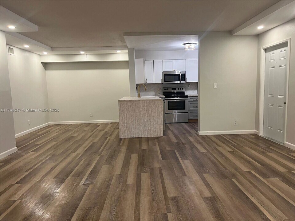 3001 N Oakland Forest Dr in Oakland Park, FL - Building Photo