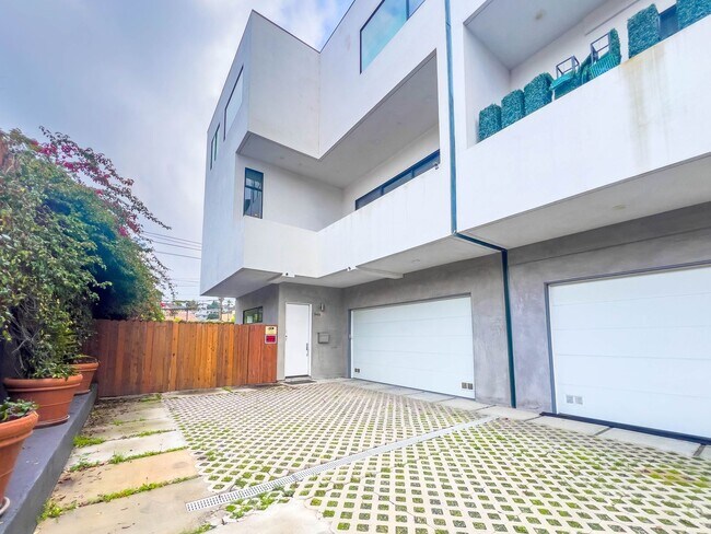 948 Benton Wy in Los Angeles, CA - Building Photo - Building Photo