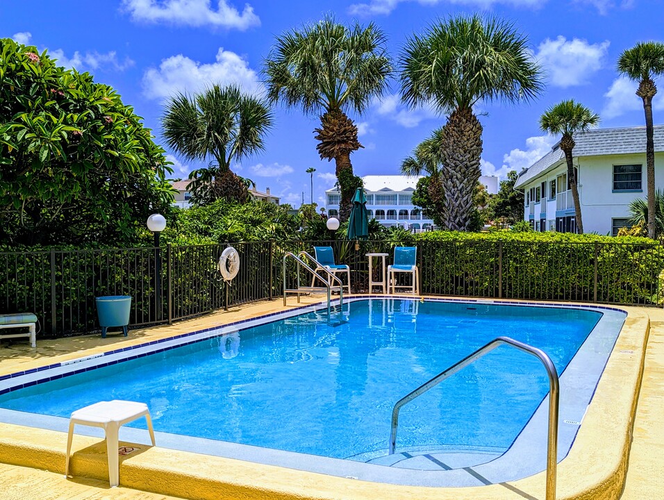 11650 Capri Cir S in Treasure Island, FL - Building Photo