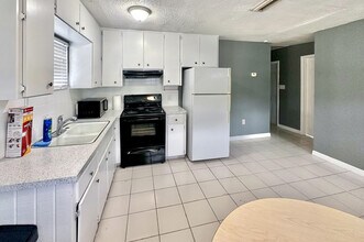 5831 Sun Glo Ave in Port Richey, FL - Building Photo - Building Photo