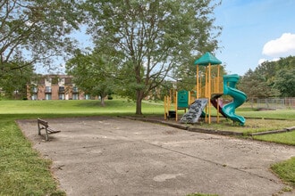 Mapleview Terrace Apartments in Zanesville, OH - Foto de edificio - Building Photo
