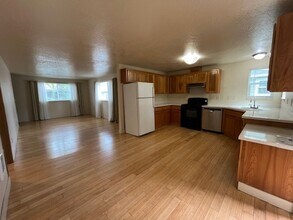 929 S School St-Unit -Unit A in Newberg, OR - Building Photo - Building Photo