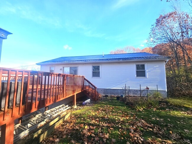 208 Sanderson St in Throop, PA - Building Photo - Building Photo