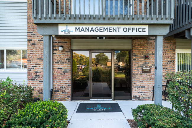 Waterfall Glen in Willowbrook, IL - Foto de edificio - Building Photo