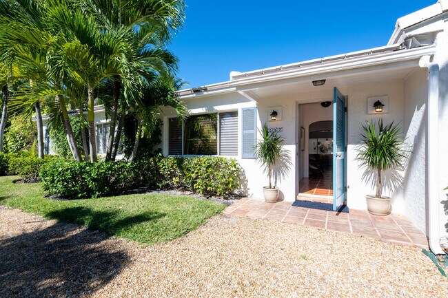 217 Debra Ln in Palm Beach, FL - Building Photo - Building Photo
