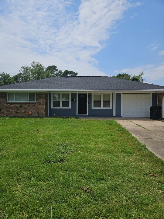 730 Mercury Dr in Houston, TX - Building Photo