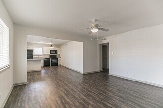 Carriage House in Dallas, TX - Foto de edificio - Building Photo