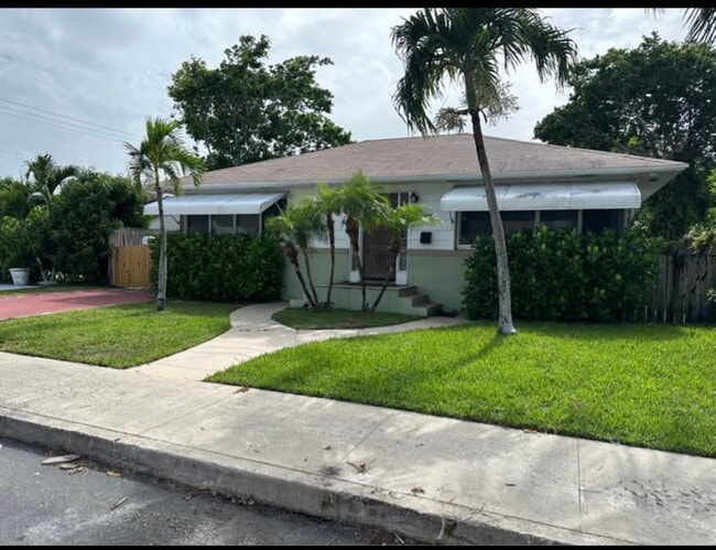 property at 727 S M St