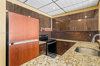 3545 NE 167th St in Miami, FL - Building Photo - Building Photo