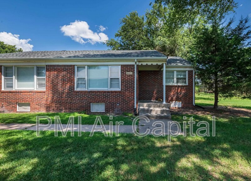 6127 E Boston St in Wichita, KS - Building Photo