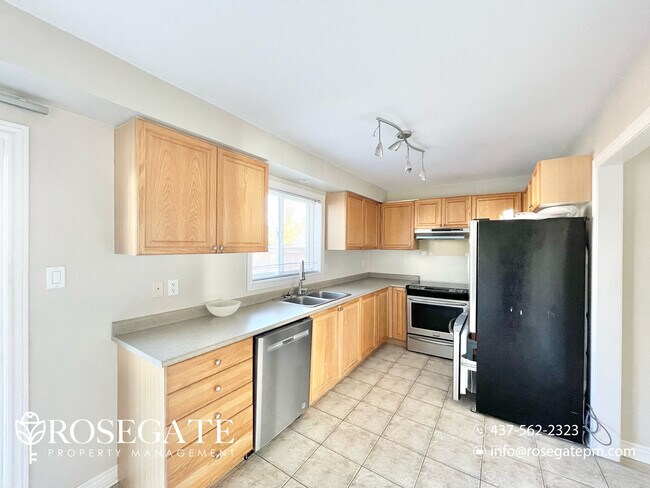 98 Thrushwood Dr in Barrie, ON - Building Photo - Building Photo