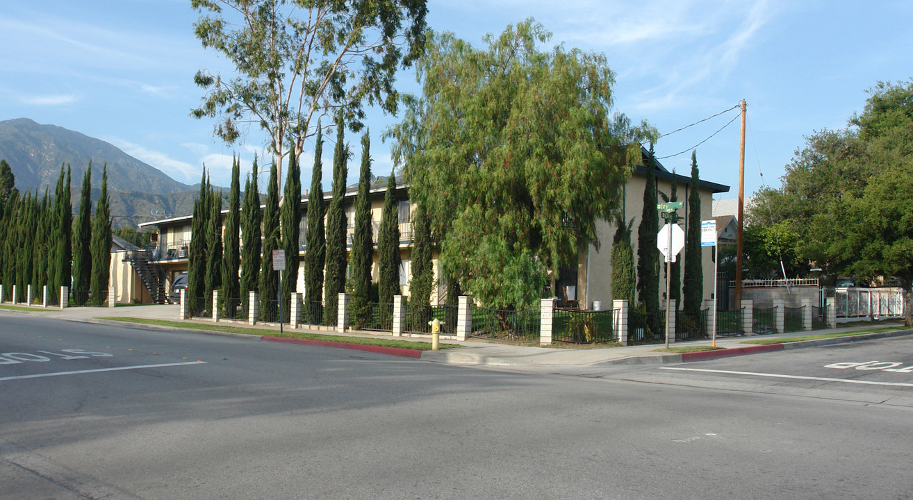 203 E Olive Ave in Monrovia, CA - Building Photo