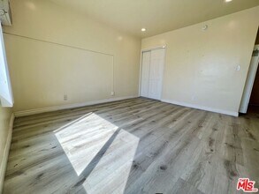 947 Westmoreland Ave, Unit Apt 303 in Los Angeles, CA - Building Photo - Building Photo
