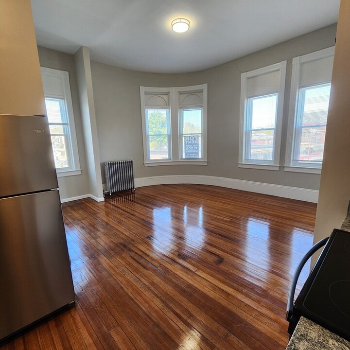92.5 Maple St in Northampton, MA - Building Photo