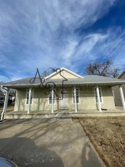 301 E 7th St in Pittsburg, KS - Building Photo