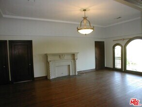 855 S Sycamore Ave in Los Angeles, CA - Foto de edificio - Building Photo