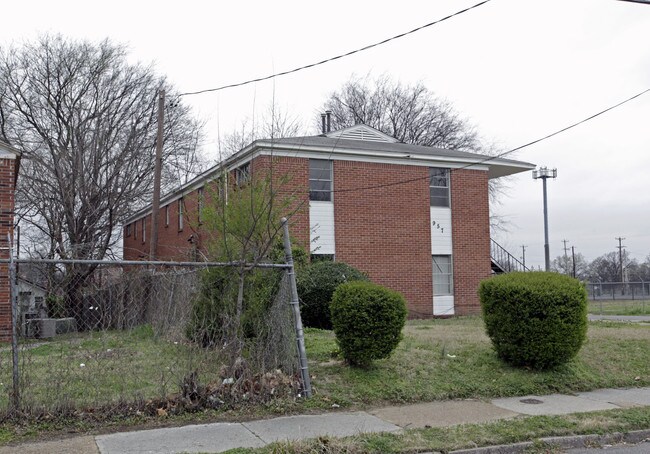 Wellington Apartments in Memphis, TN - Building Photo - Building Photo