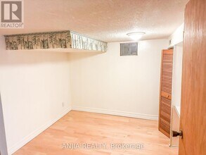 74 Castle Hill Dr in Toronto, ON - Building Photo - Building Photo