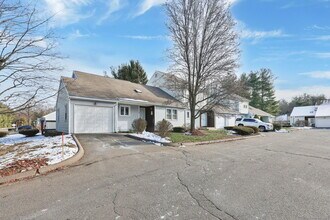 12 Kevin Dr in East Windsor, CT - Building Photo - Building Photo