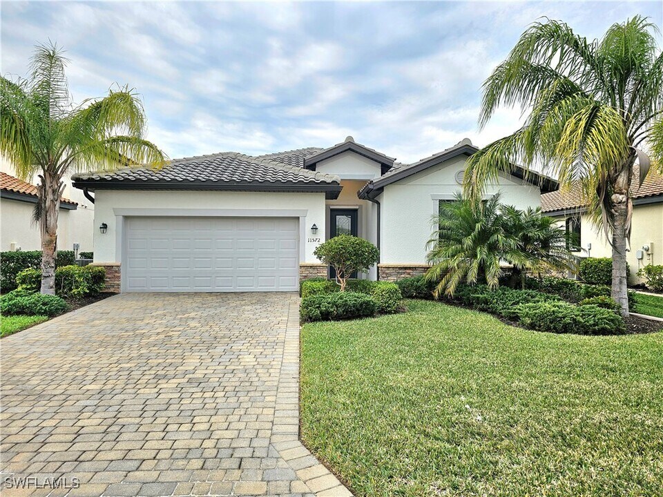 11572 Shady Blossom Dr in Ft. Myers, FL - Building Photo