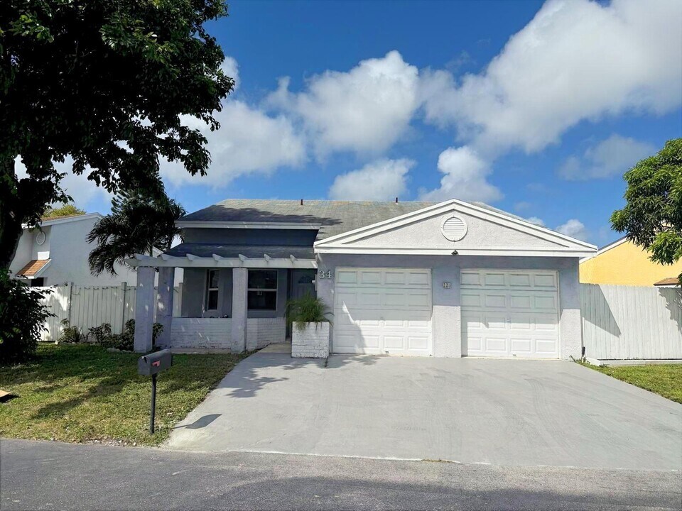 34 Paxford Ln in Boynton Beach, FL - Building Photo