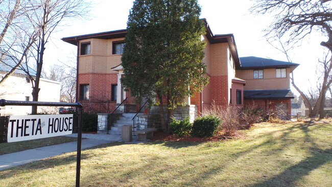 Theta House in Whitewater, WI - Foto de edificio - Building Photo