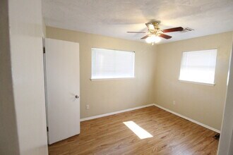 704 NW 1st St in Moore, OK - Building Photo - Building Photo