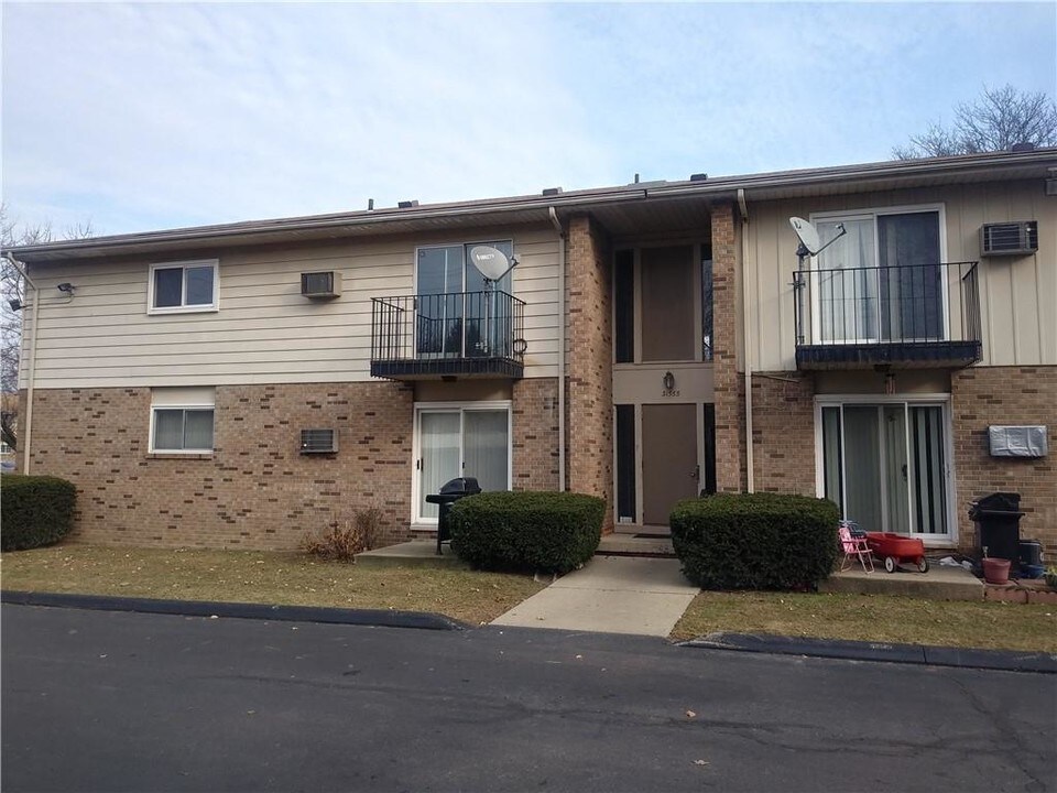 31565 Fraser Dr-Unit -12 in Fraser, MI - Building Photo