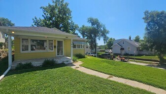 2021 S 60th St in Omaha, NE - Building Photo