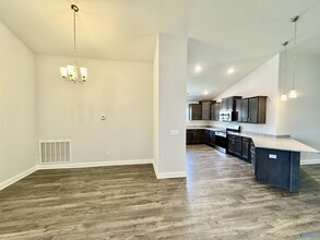 242 Poppy Trl in Meridianville, AL - Foto de edificio - Building Photo