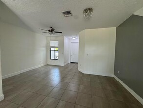 2037 Oysterwood Ln in Riviera Beach, FL - Foto de edificio - Building Photo