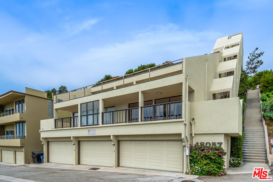 18057 Coastline Dr in Malibu, CA - Foto de edificio