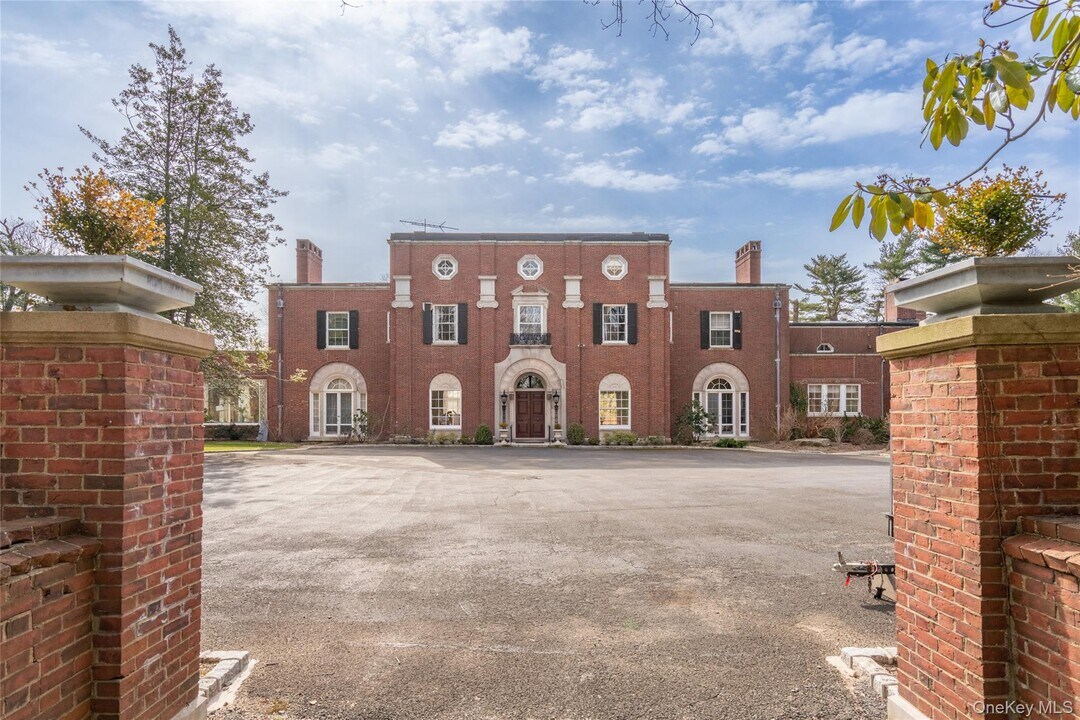 393 Oyster Bay Road in Mill Neck, NY - Building Photo