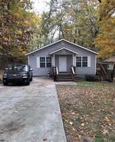 194 Lake Dr in Doraville, GA - Building Photo