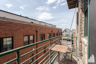 2222 W Diversey Ave, Unit 306 in Chicago, IL - Foto de edificio - Building Photo