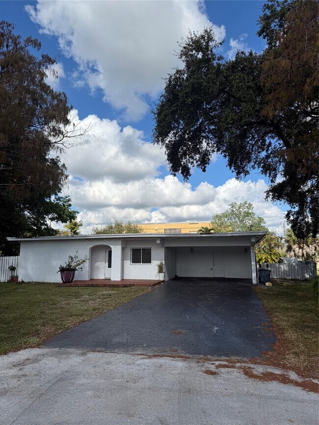 4021 SW 1st St in Plantation, FL - Building Photo - Building Photo