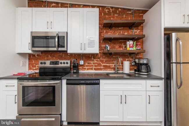 2817 W Girard Ave photo'