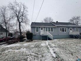 11 Maple St in Trumbull, CT - Building Photo