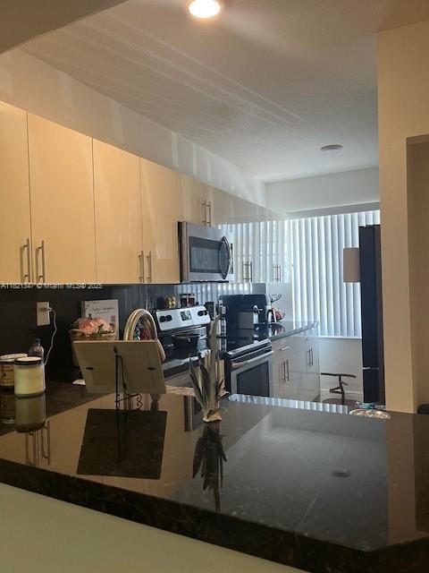 8200 NW 10th St in Miami, FL - Building Photo - Building Photo