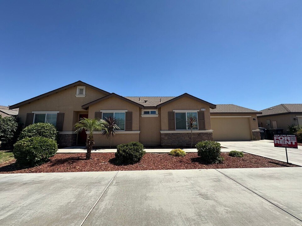 2113 N Highland St in Visalia, CA - Building Photo