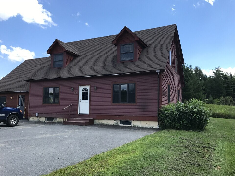 945 Laporte Rd in Morristown, VT - Foto de edificio