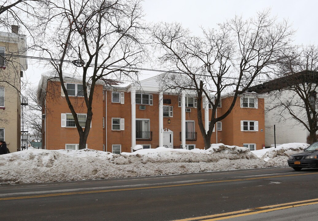 Allison Apartments in Deerfield, NY - Foto de edificio