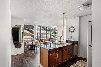 659 W Kinzie St in Chicago, IL - Building Photo - Building Photo