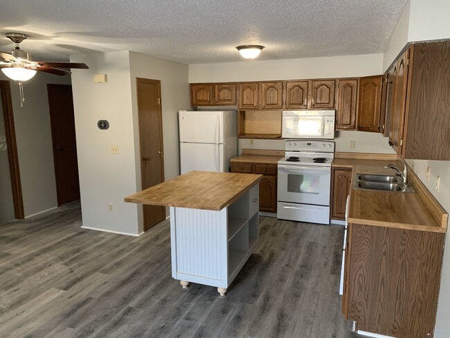 4903 W Kirkwood Cir in Sioux Falls, SD - Foto de edificio - Building Photo