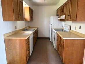 801e Huggins Rd in Williamstown, WV - Building Photo - Building Photo