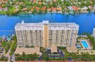 5600 Collins Ave in Miami Beach, FL - Foto de edificio - Building Photo