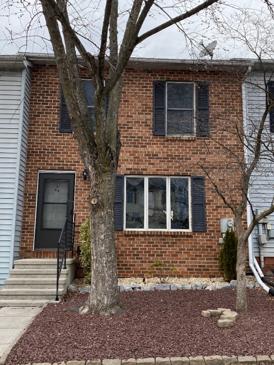 88 Persian Lilac Dr in Goldsboro, PA - Building Photo
