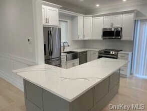 15 Barton Rd-Unit -LEFT SIDE in Yonkers, NY - Building Photo - Building Photo